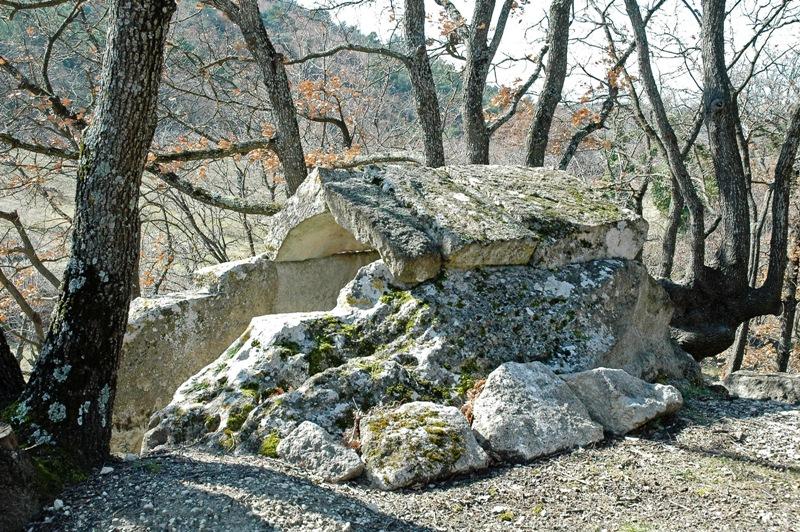 Gordes, authentique ferme fortifiée sur 4,4 hectares